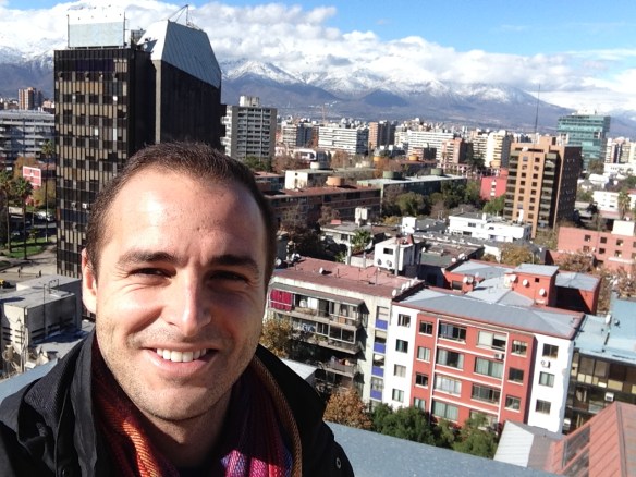 Selfie desde la azotea de la casa de Juan con Santiago de fondo
