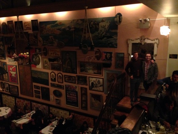 Con Juan en un restaurante típico de Santiago