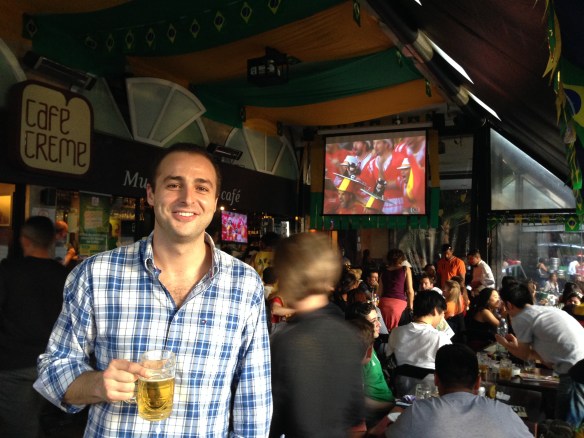 Viendo uno de los partidos de España