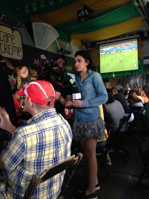 Las cámaras de televisión estaban por todos los lados para ir entrevistando en directo a los aficionados