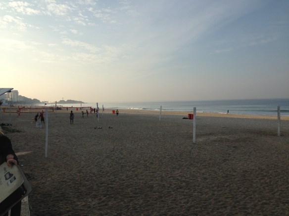 Playa de Copacabana de fondo