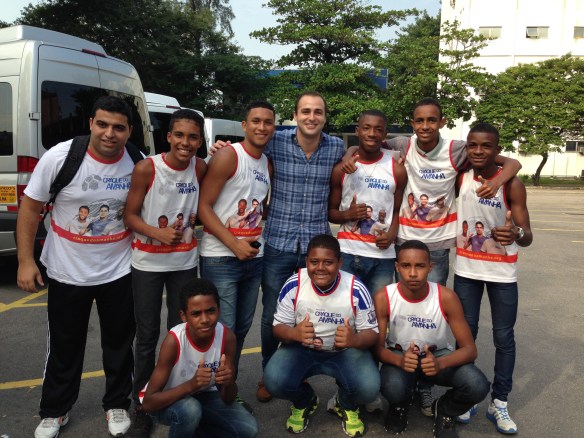 Con los chicos a la entrada del Estadio