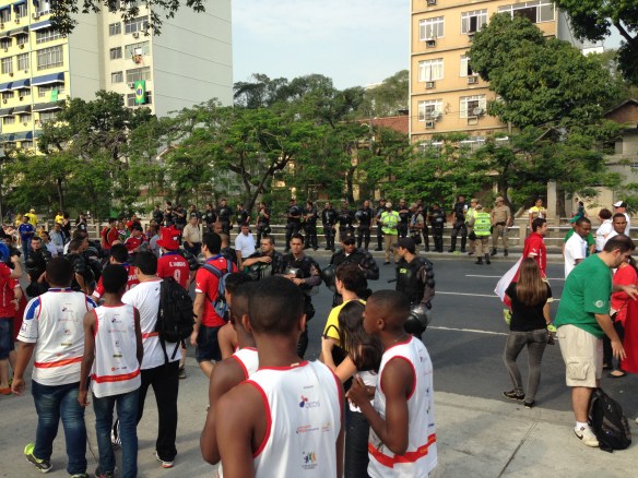 Los chicos dirigiéndose al Estadio. Como podéis ver las medidas de seguridad eran importantes