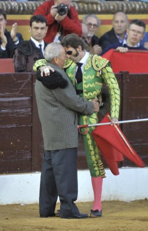 Brindándole su segundo toro de la tarde a su Padre D. José 