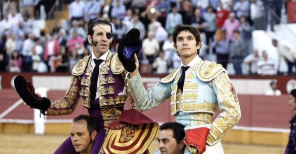 Saliendo a hombros con su compañero Sebastian Castella