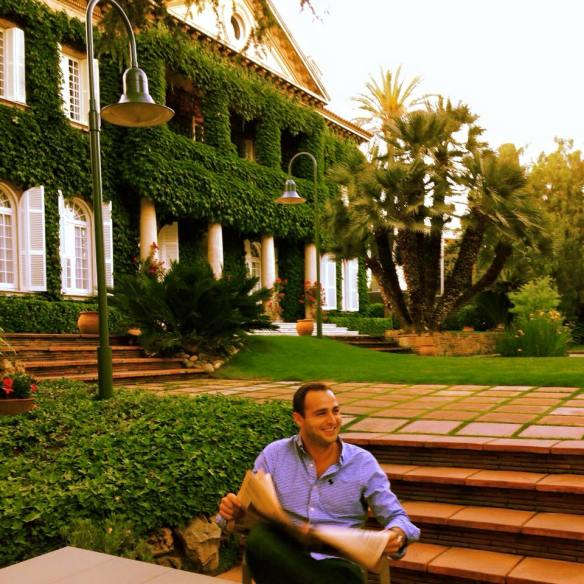 En el Campus Sur de IESE con el emblemático edificio recubierto de hiedra