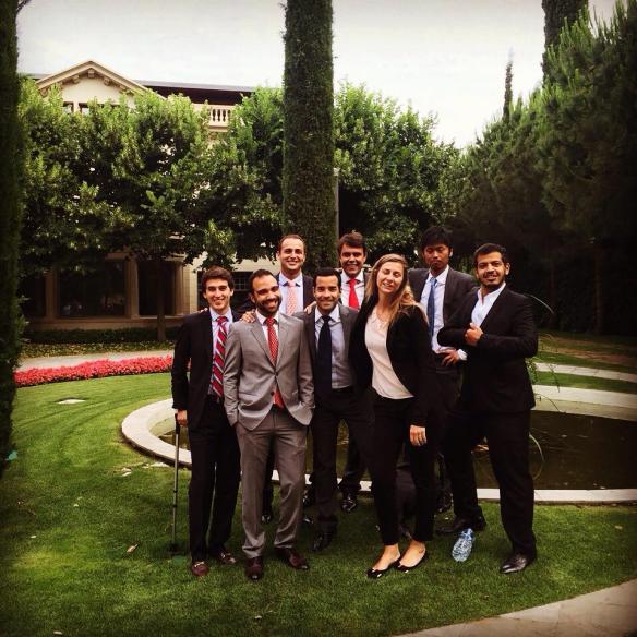 Con mi equipo posando el último día de exámenes en el Campus Norte de IESE