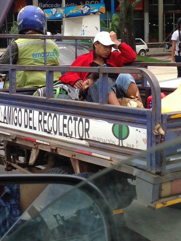 Madre e hijo tras una dura jornada de recolección