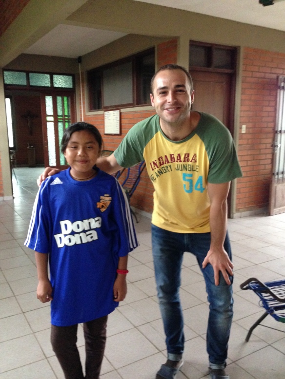 Raxana con la camiseta que le regalé de nuestro equipo de futbol de Madrid, "Los Tigres De Vallecas"