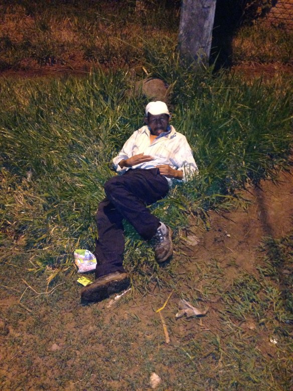 Señor mayor durmiendo al raso en pleno noche de invierno