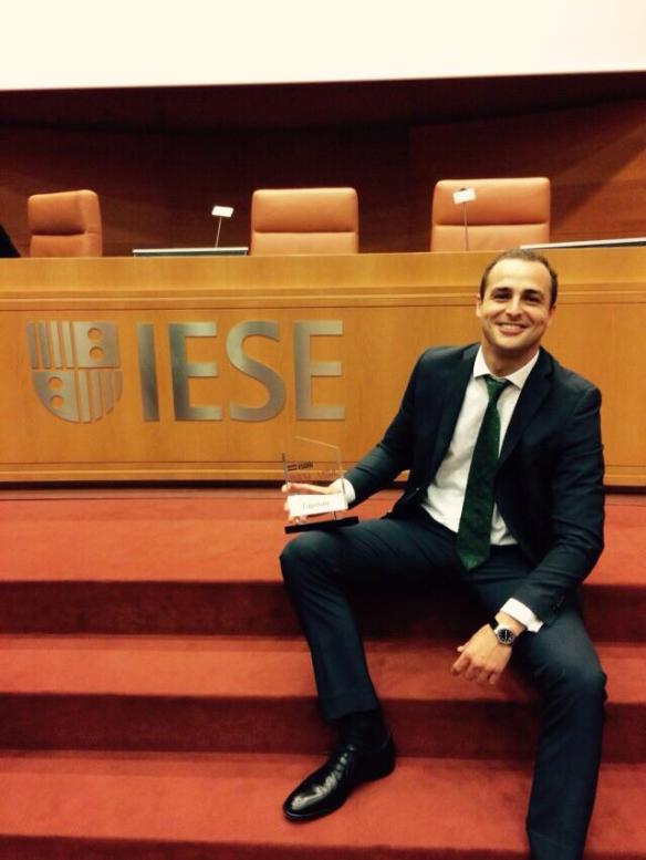 Con uno de los premios por haber ganado junto a mi equipo el concurso de  Consultoría llamado "Capstone"