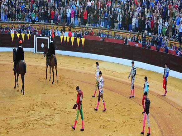 Momento del paseillo. Iba usted con la montera descubierta puesto que era la primer vez que toreaba en el coso de Olivenza